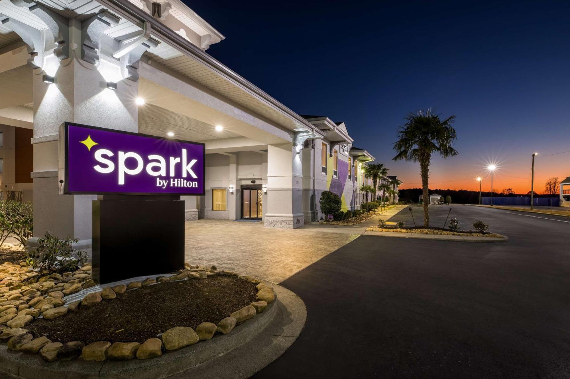 Spark By Hilton Calhoun Buitenkant foto